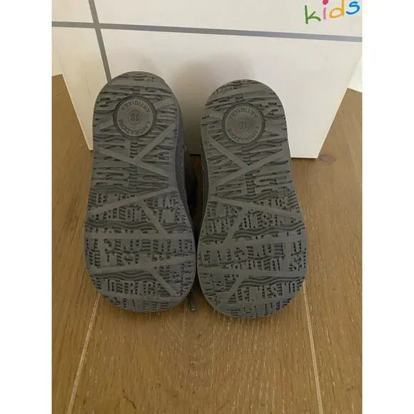 NIB Andrea Morelli kids size 18, gray patent leather boots