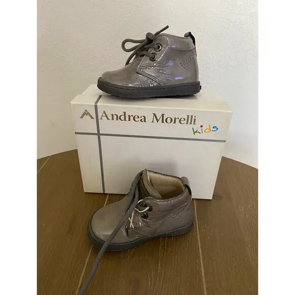 NIB Andrea Morelli kids size 18, gray patent leather boots