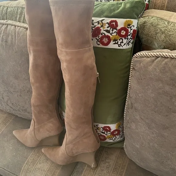NIB Natori Above the Knee Suede Boots with back zipper and 4” heels.