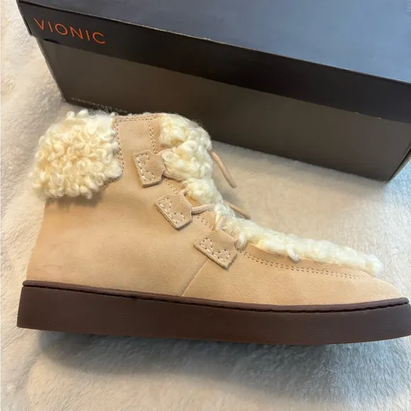 NIB Vionic Orthopedic Neutral Fuzzy Sherpa Boots