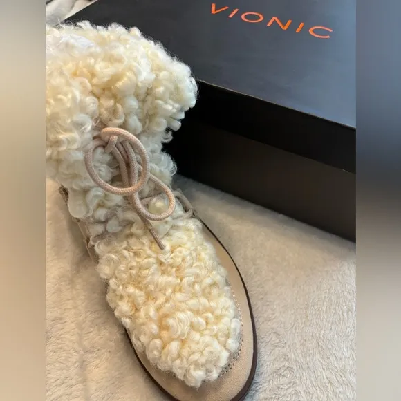 NIB Vionic Orthopedic Neutral Fuzzy Sherpa Boots