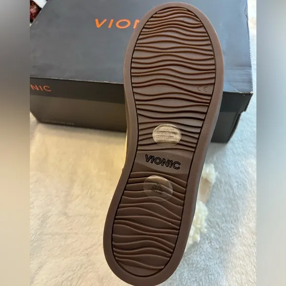 NIB Vionic Orthopedic Neutral Fuzzy Sherpa Boots