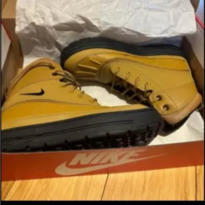 Nike ACG Woodside Hiking Boots Size 6.5Y
