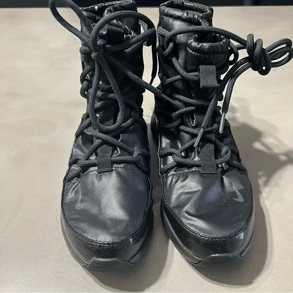 NIKE Tanjun High Rise Water Resistant Athletic Winter Boots