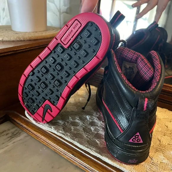 NIKE Vintage 2012 ACG Woodside 2 Outdoor Winter Snow Boots Black Pink Girl's 13