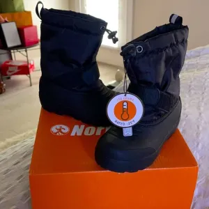 Northside Frost Polar snow boots.