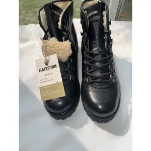NWT Blackstone SL-81 black hiking style boots with shearling lining size 9