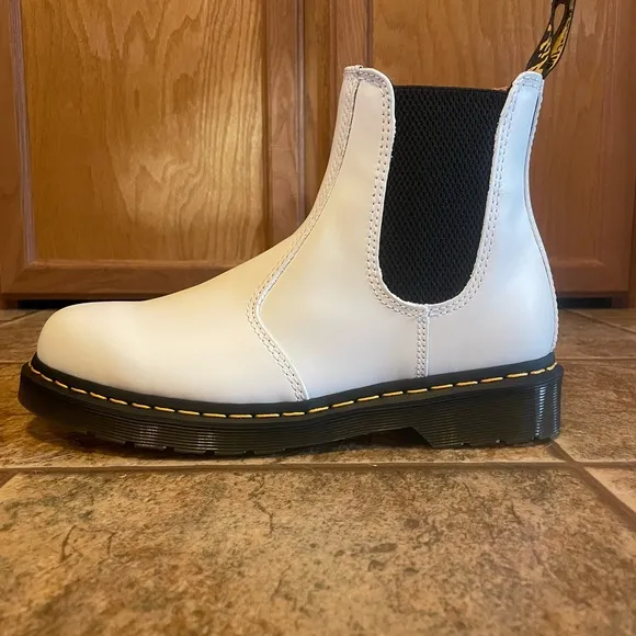 NWT Dr. Martens 2976 Yellow Stitch Smooth Leather Chelsea boots sz 8M/9L
