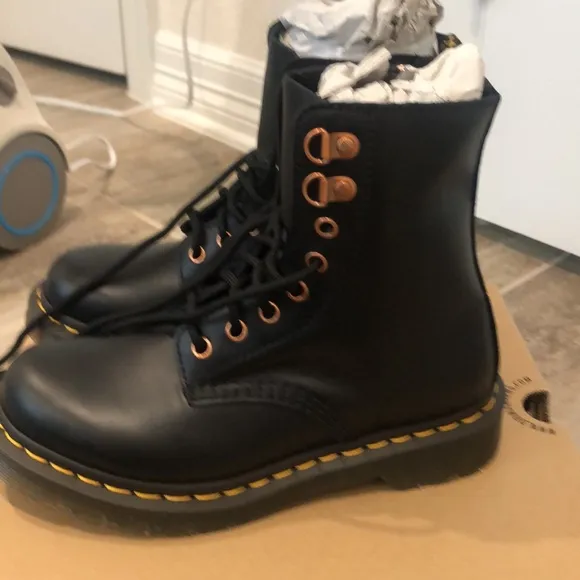 NWT Dr. Martens Womens 1460 PASCAL ROSE GOLD HDW LEATHER LACE UP BOOTS Size 6