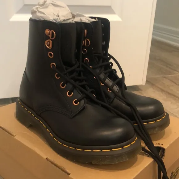 NWT Dr. Martens Womens 1460 PASCAL ROSE GOLD HDW LEATHER LACE UP BOOTS Size 6