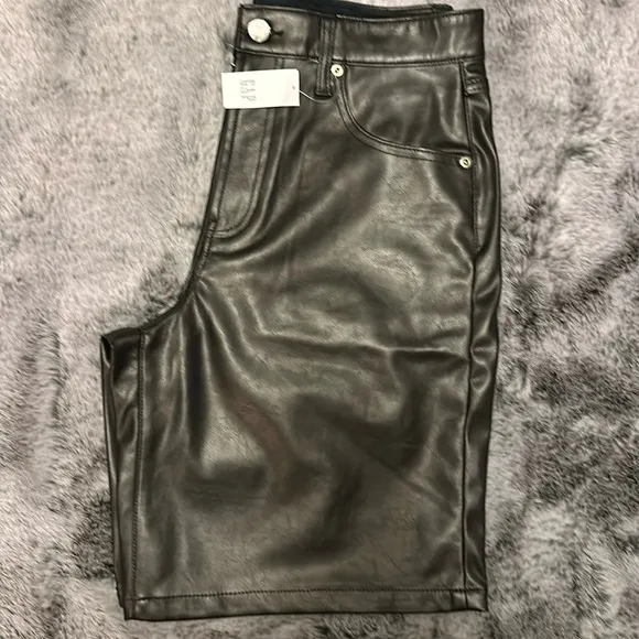 NWT Gap Faux Leather Bermuda Black Shorts Size 29 / 8 Regular