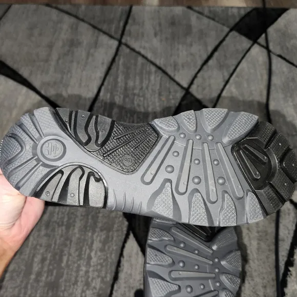 NWT Kamik youth winter boots
