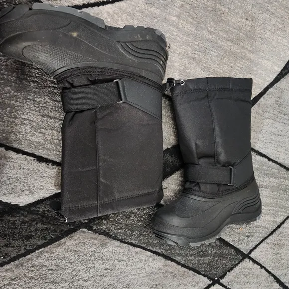 NWT Kamik youth winter boots