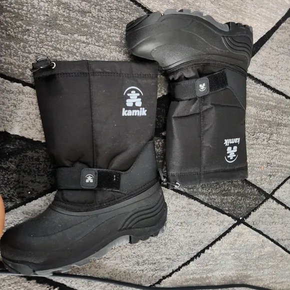 NWT Kamik youth winter boots