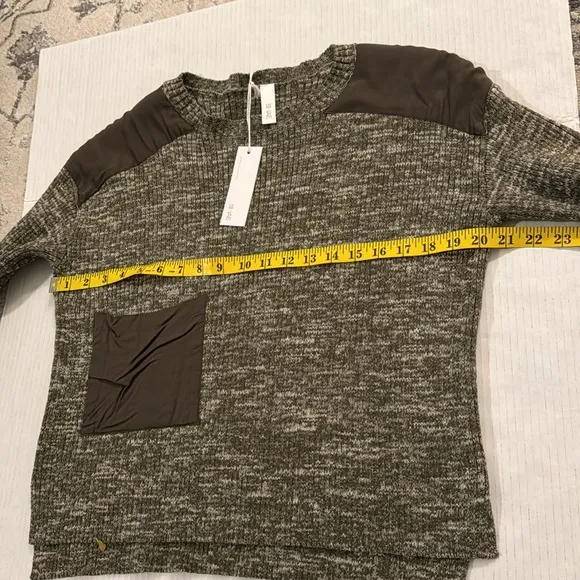 NWT Women’s Sweater Size Small Olive Green Thick Sweater