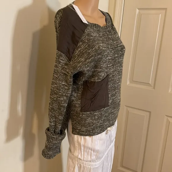 NWT Women’s Sweater Size Small Olive Green Thick Sweater