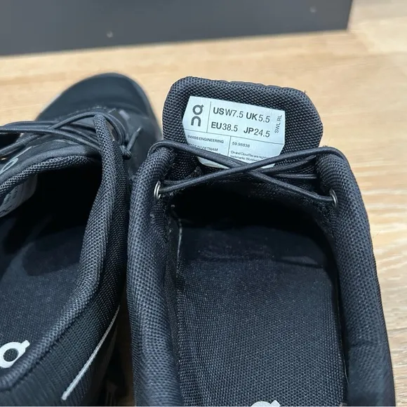 On Cloud 5 waterproof women’s size 7.5