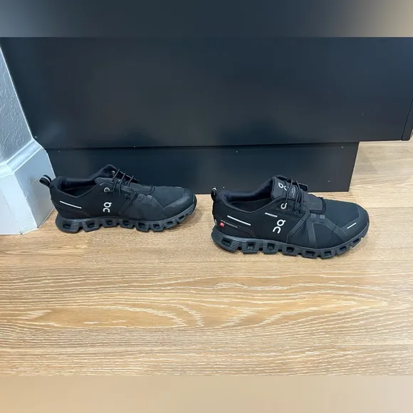 On Cloud 5 waterproof women’s size 7.5