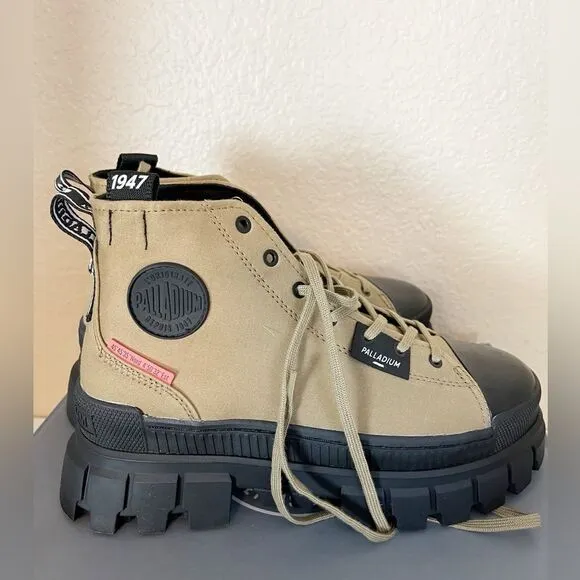Palladium Revolt Hi TX boots combat hiking boots in Olive. Gorpcore sz 9. New