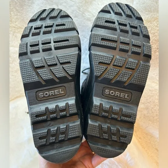 Sorel Chariot black insulated mid calf weather proof snow boots Sz-youth 4.  D