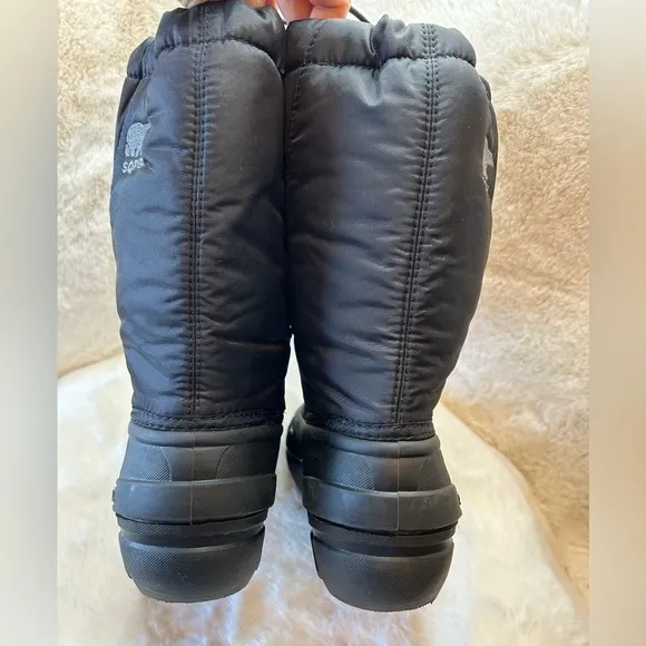 Sorel Chariot black insulated mid calf weather proof snow boots Sz-youth 4.  D