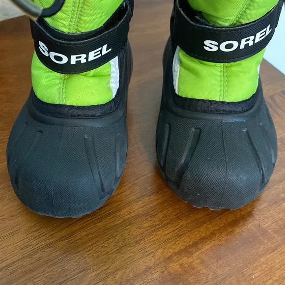 Sorel Kids toddler snow boots green and black size 6