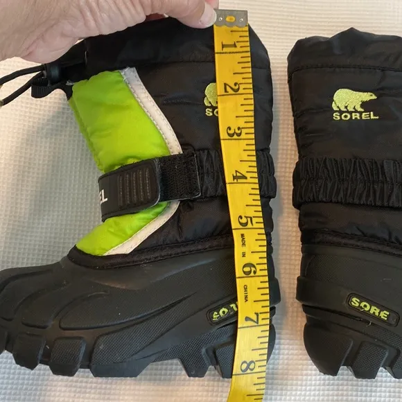 Sorel Kids toddler snow boots green and black size 6