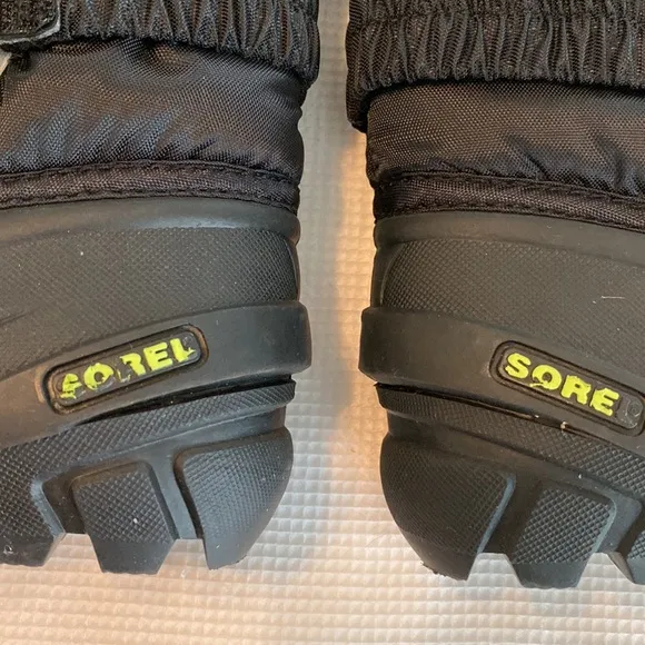 Sorel Kids toddler snow boots green and black size 6
