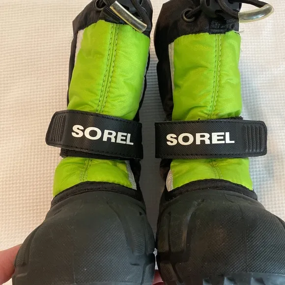 Sorel Kids toddler snow boots green and black size 6