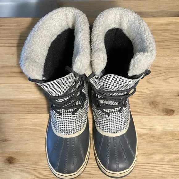 Sorel-Size 8 waterproof “Tivoli” houndstooth sherpa lined boots. 12” tall. GUC!