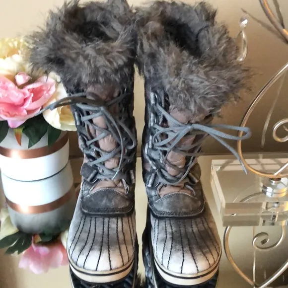 Sorel Women's Tofino Grey Distressed Winter Boots