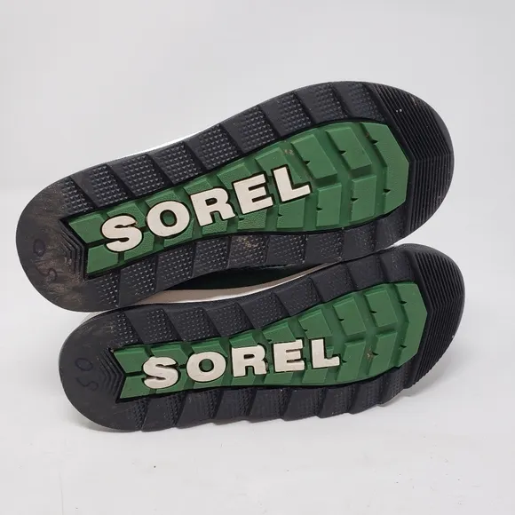 Sorel x Disney Frozen II winter boots featuring Olaf green size 1 youth