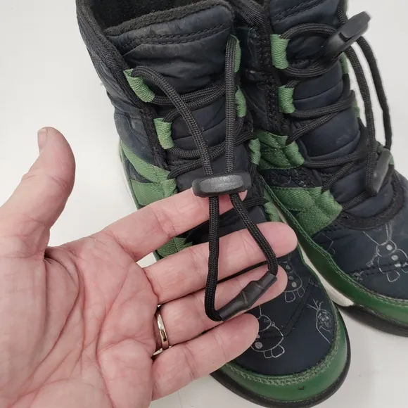 Sorel x Disney Frozen II winter boots featuring Olaf green size 1 youth