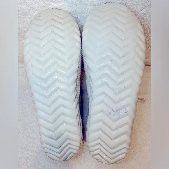 SOREL x Disney Frozen “Out N About” bootie boots silver shearling white warm
