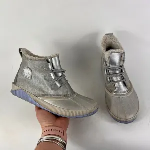 SOREL x DISNEY Frozen women's size 6 waterproof silver low ankle snow booties
