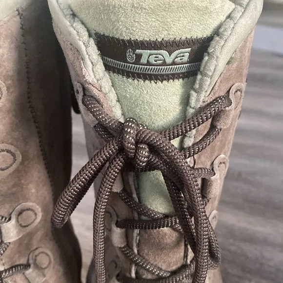 Teva Tan &amp; Mint Green Suede Boots Lace-Up Tons of Details Insulations Boho sz11
