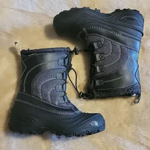 THE NORTH FACE TNF BLACK ALPENGLOW IV WATERPROOF WINTER BOOTS, SIZE 2
