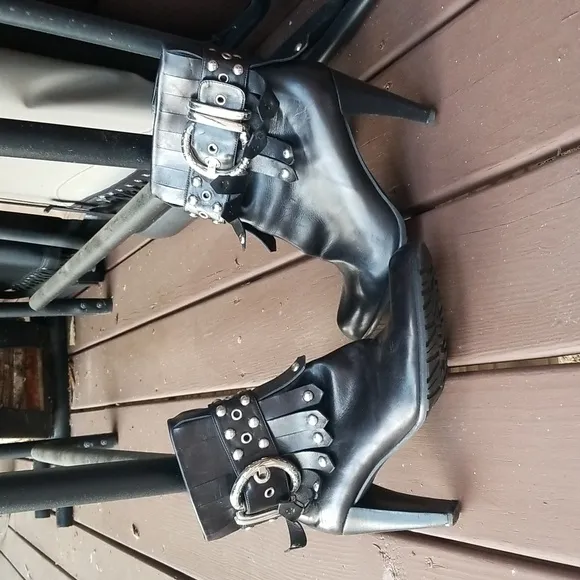 THOSE BOOTS❣️Oh la la these black ankle boots are hot♥️ Size 9. Stuart Weitzman