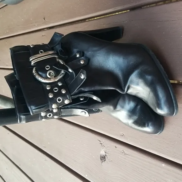 THOSE BOOTS❣️Oh la la these black ankle boots are hot♥️ Size 9. Stuart Weitzman