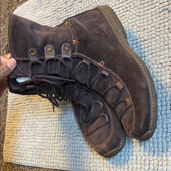 Timberland Brown Lace Up Boots with Rustic Style