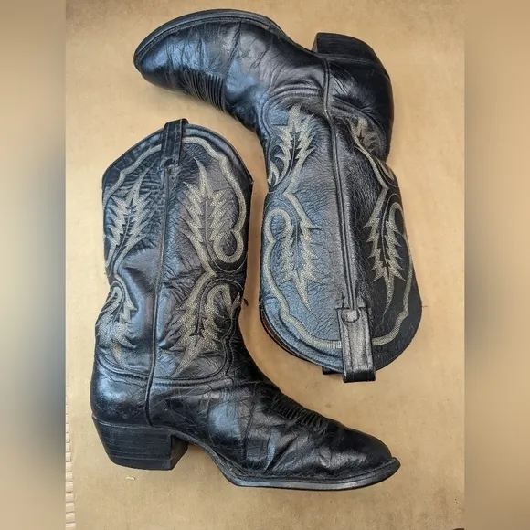 Tony Lama men's sz 9.5D classic black leather Western cowboy boots.