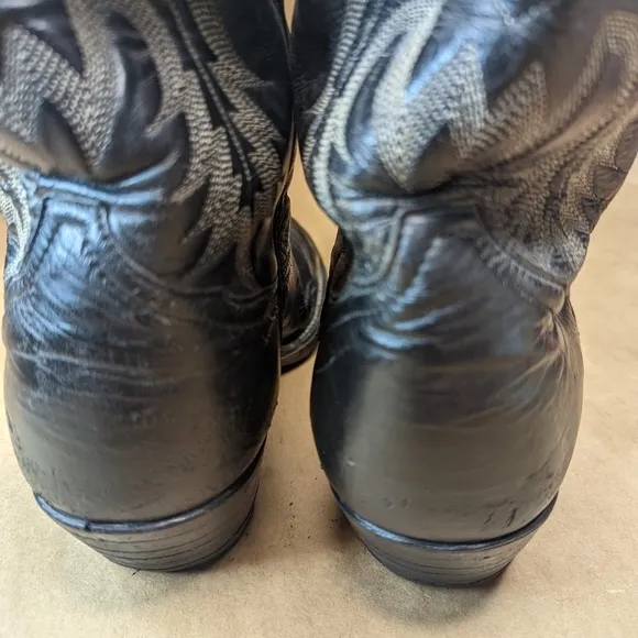 Tony Lama men's sz 9.5D classic black leather Western cowboy boots.