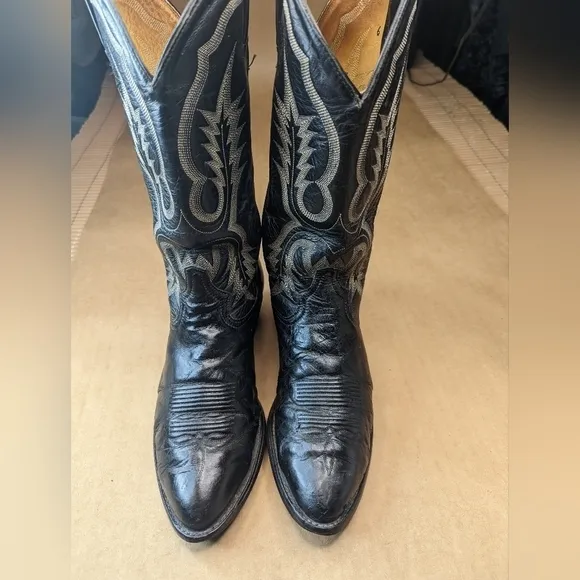 Tony Lama men's sz 9.5D classic black leather Western cowboy boots.