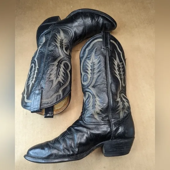 Tony Lama men's sz 9.5D classic black leather Western cowboy boots.