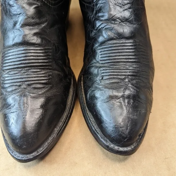 Tony Lama men's sz 9.5D classic black leather Western cowboy boots.