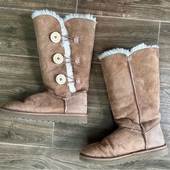 UGG Australia Women’s Bailey Button Triplets, Size 7