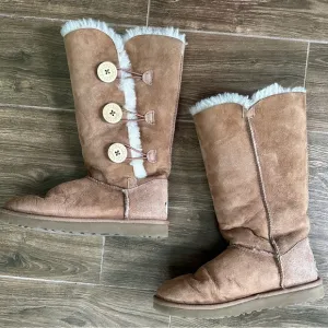 UGG Australia Women’s Bailey Button Triplets, Size 7