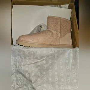 Ugg Australia Womens Pink Leopard Snow Metallic Mini Boots NIB Size W 8