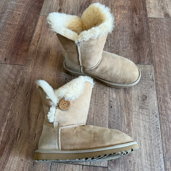 Ugg Bailey Button 5803 suede sheepskin winter boots size 6