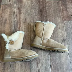 Ugg Bailey Button 5803 suede sheepskin winter boots size 6